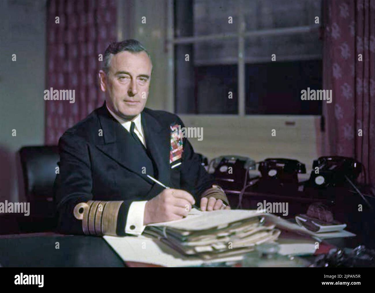 LOUIS MOUNTBATTEN (1900-1979) en el Admiralty, Londres, en 1950 Foto de stock