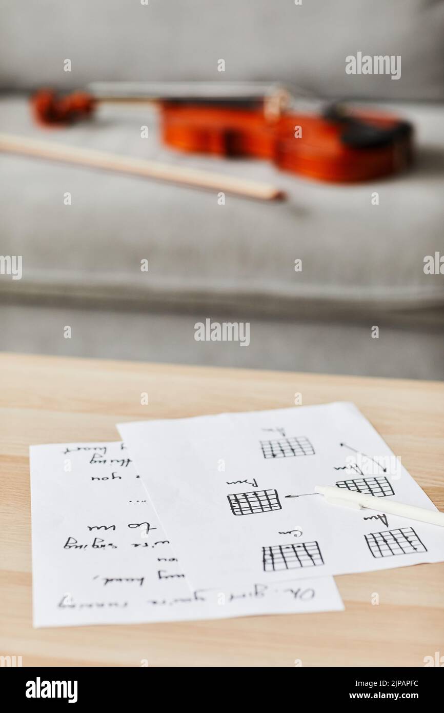 Imagen de fondo vertical de las hojas de composición musical en la mesa en el interior de la casa, espacio de copia Foto de stock