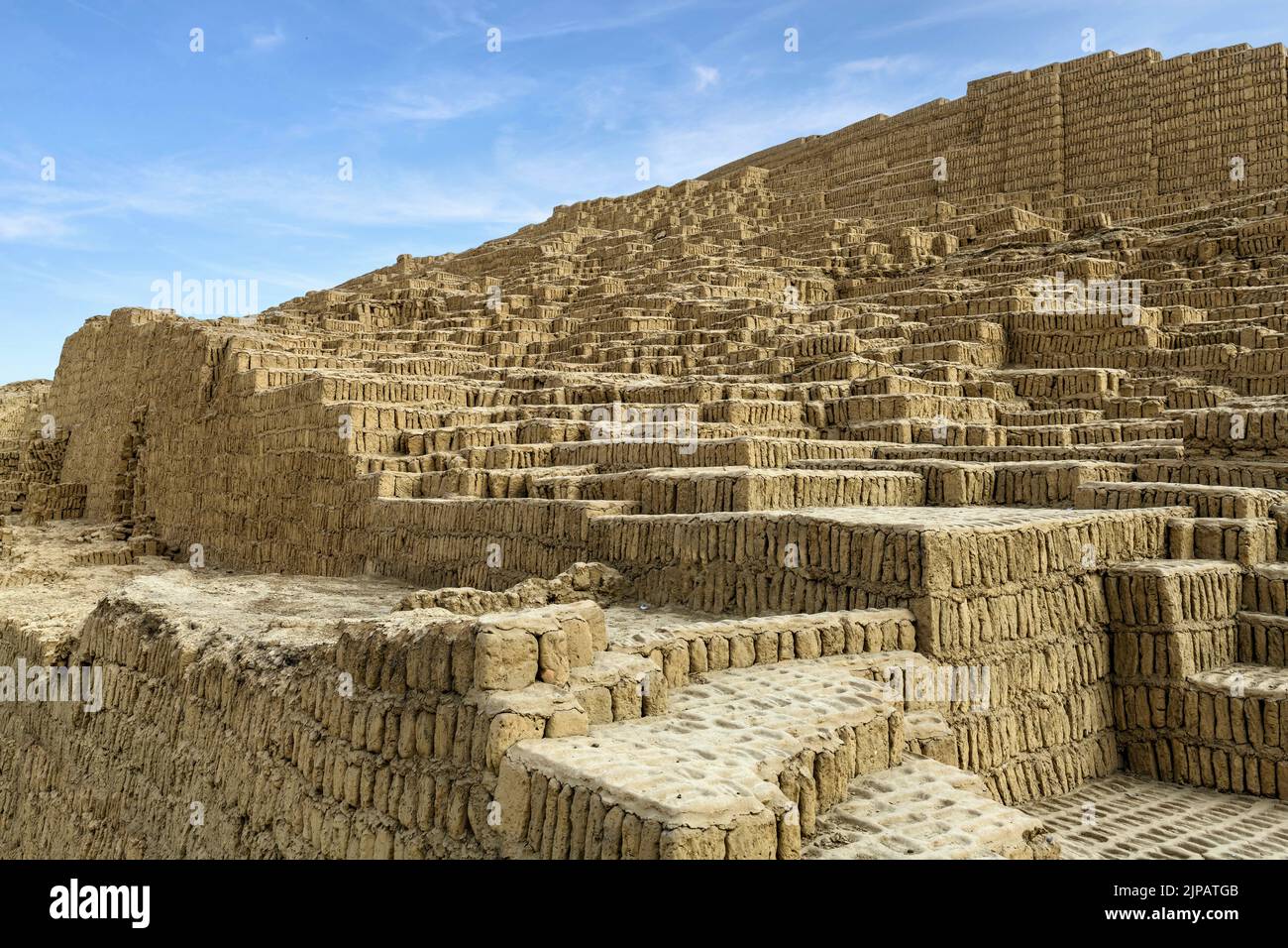 Ruinas de la pirámide Huaca Pucllana en Lima Foto de stock