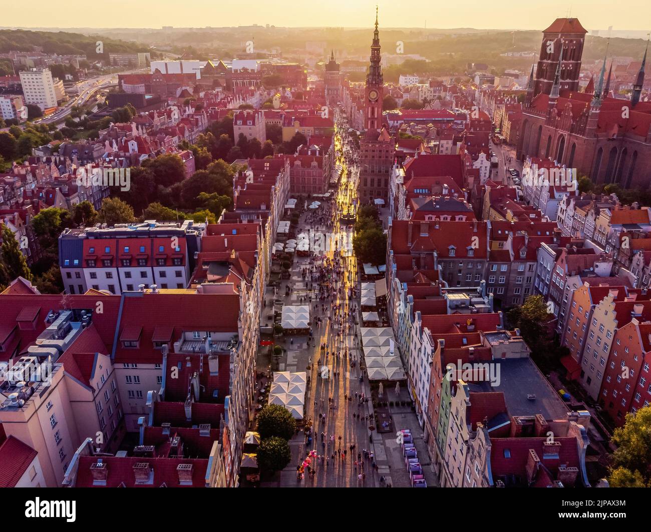 Espléndido paisaje aéreo del histórico casco antiguo y la calle Long Market en Gdansk al atardecer Foto de stock
