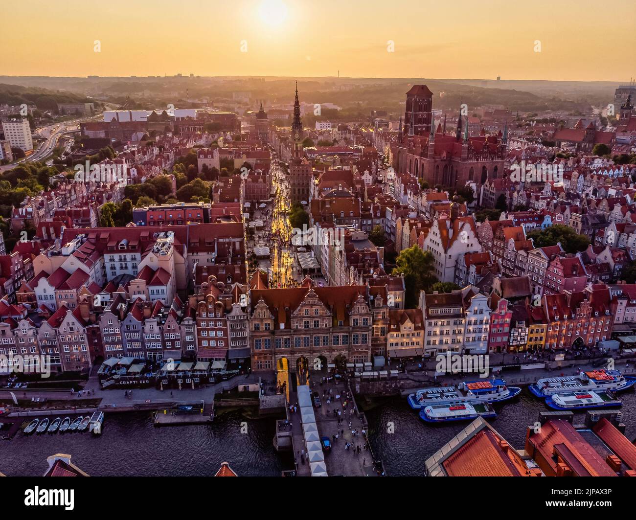 Espléndido paisaje aéreo del histórico casco antiguo y la calle Long Market en Gdansk al atardecer Foto de stock