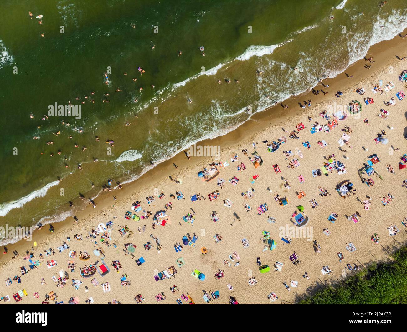 Gente en la playa durante los días calurosos de verano Foto de stock
