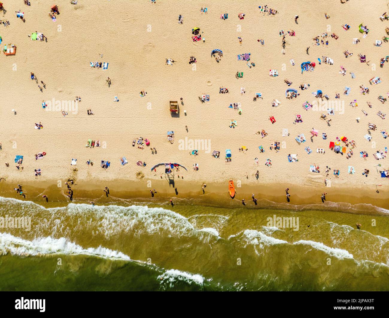 Gente en la playa durante los días calurosos de verano Foto de stock