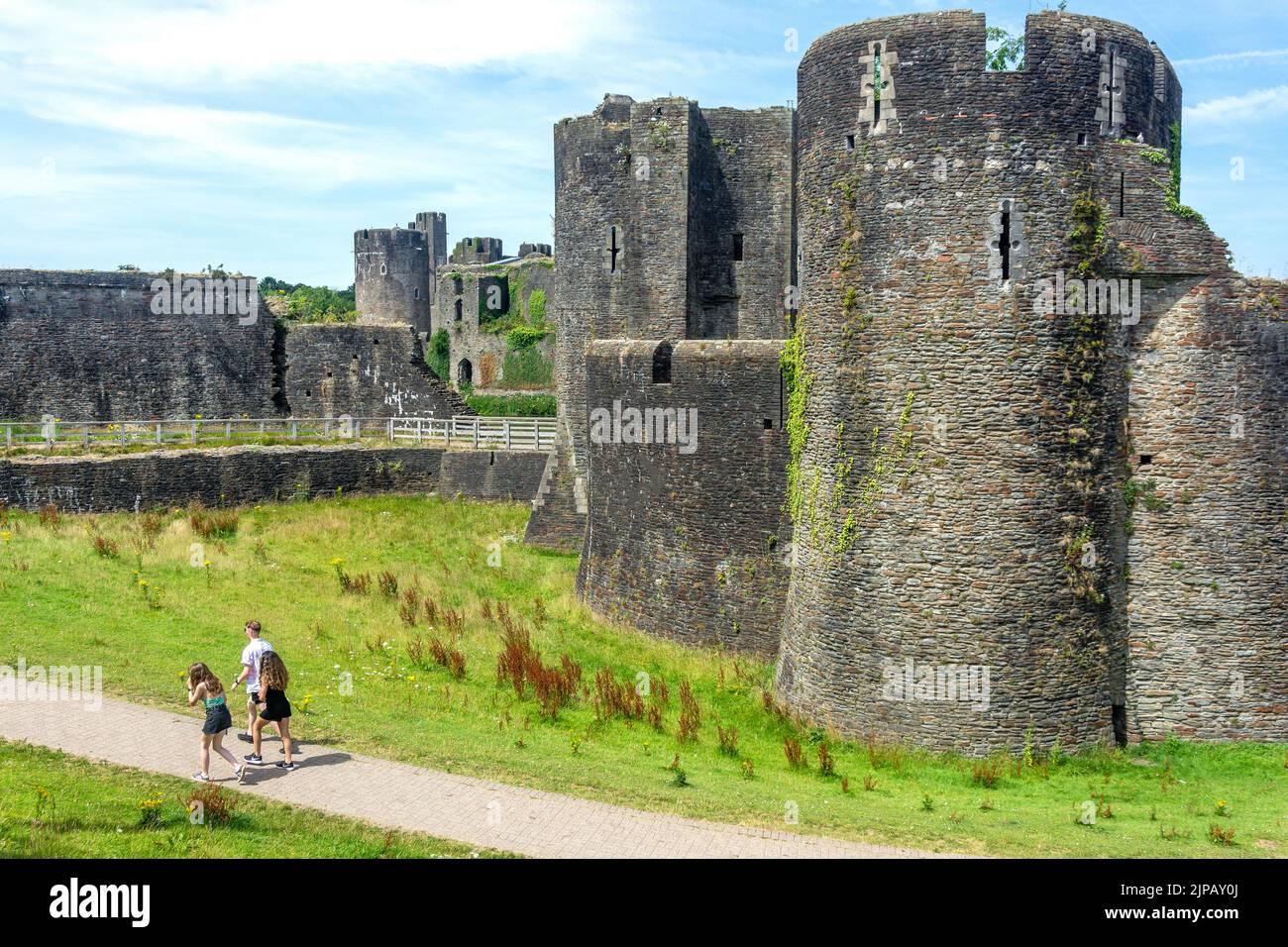 Murallas del castillo de Caerphilly, Caerphilly (Caerffili), condado de Caerphilly, Gales (Cymru), Reino Unido Foto de stock