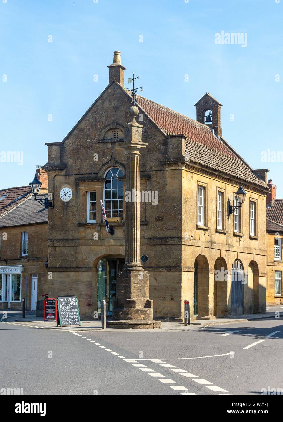The Market House and Cross, Church Street, Martlock, Somerset, Inglaterra, Reino Unido Foto de stock