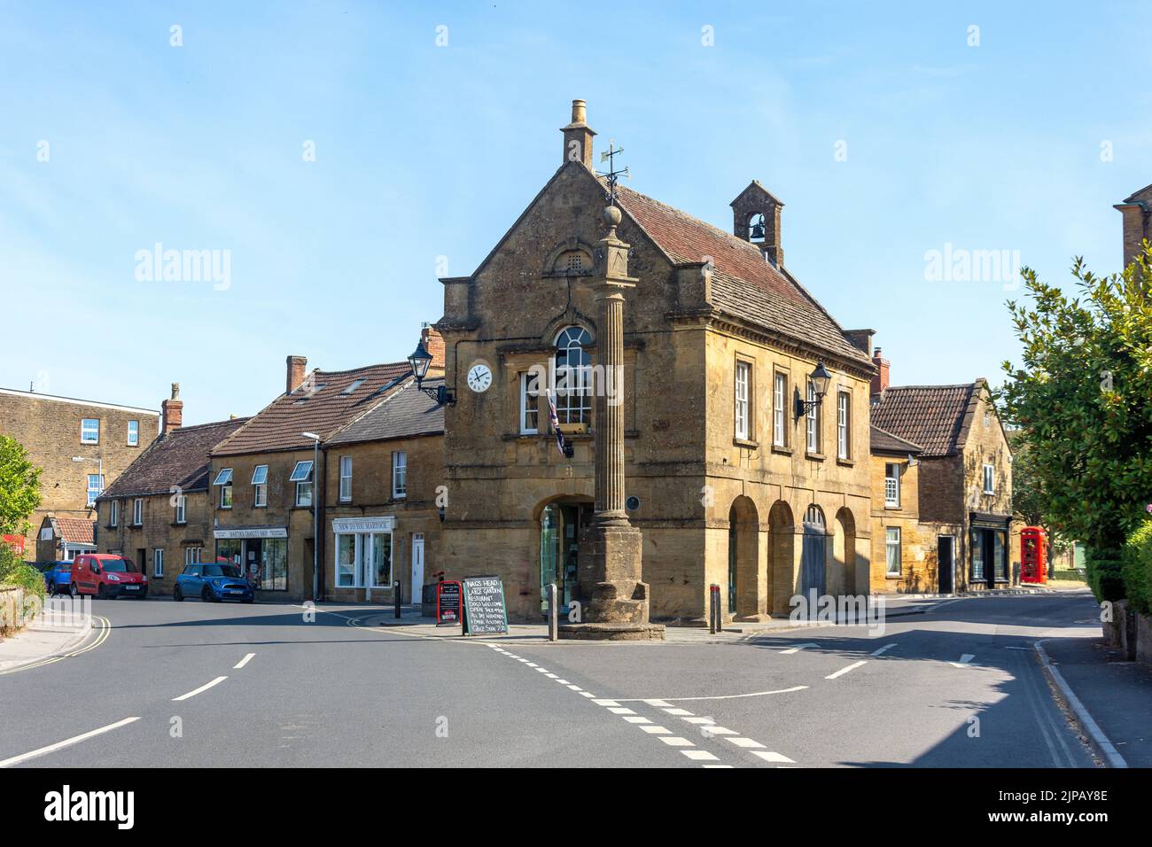 The Market House and Cross, Church Street, Martlock, Somerset, Inglaterra, Reino Unido Foto de stock