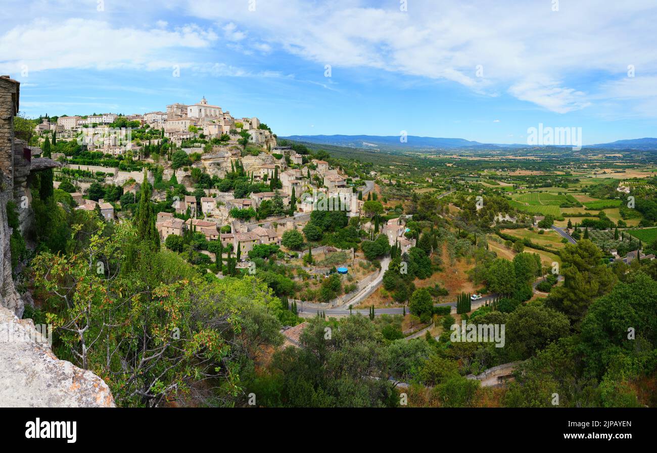 Vista de Gordes, un pueblo emblemático encaramado en la zona de Luberon de Vaucluse, Provenza, Francia. Está clasificado como uno de los 100 pueblos más bellos Foto de stock