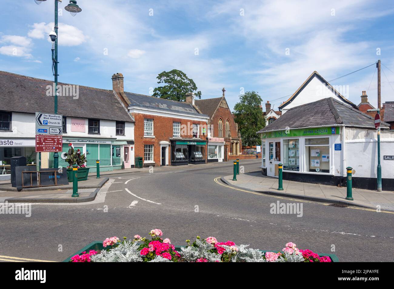 High Street desde Salisbury Street, Amesbury, Wiltshire, Inglaterra, Reino Unido Foto de stock