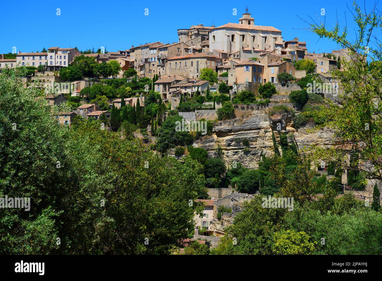 GORDES, FRANCIA -1 DE JULIO de 2021- Vista de Gordes, un lugar de interés encaramado pueblo en la zona de Luberon de Vaucluse, Provenza, Francia. Está clasificado como uno de los 1 Foto de stock