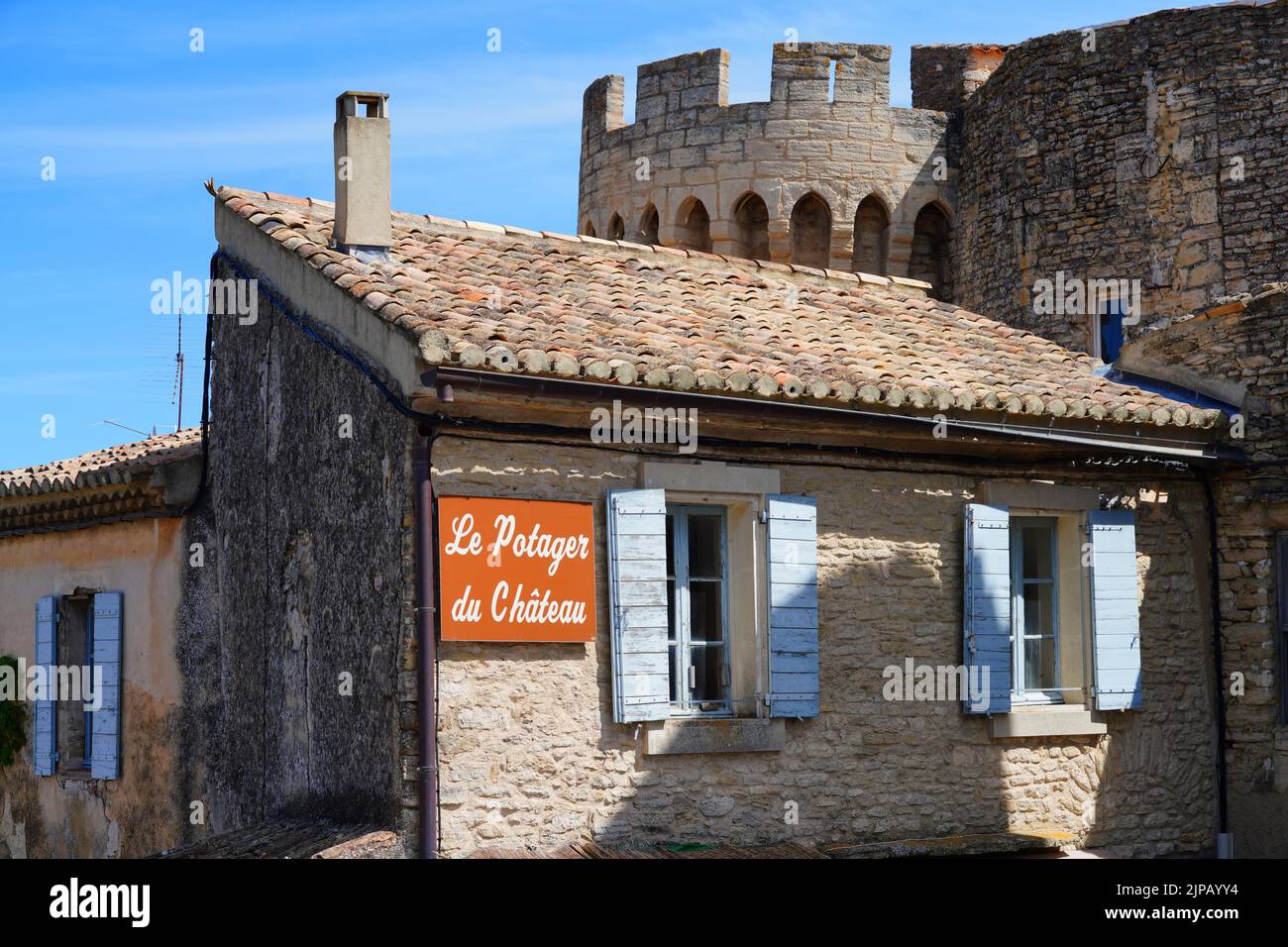GORDES, FRANCIA -1 JUL 2021- Vista del Chateau de Gordes, un castillo medieval de referencia en el pueblo encaramado de Gordes en la zona de Luberon de Vaucluse Foto de stock