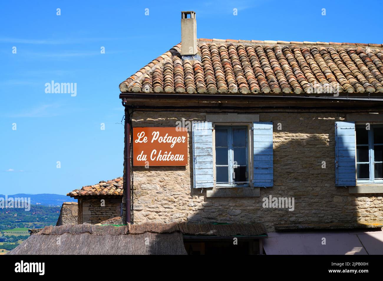 GORDES, FRANCIA -1 DE JULIO de 2021- Vista del centro de Gordes, un histórico pueblo medieval encaramado de Gordes en la zona de Luberon de Vaucluse, Provenza, Francia. Foto de stock