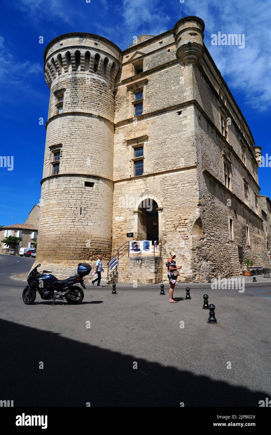 GORDES, FRANCIA -1 JUL 2021- Vista del Chateau de Gordes, un castillo medieval de referencia en el pueblo encaramado de Gordes en la zona de Luberon de Vaucluse Foto de stock
