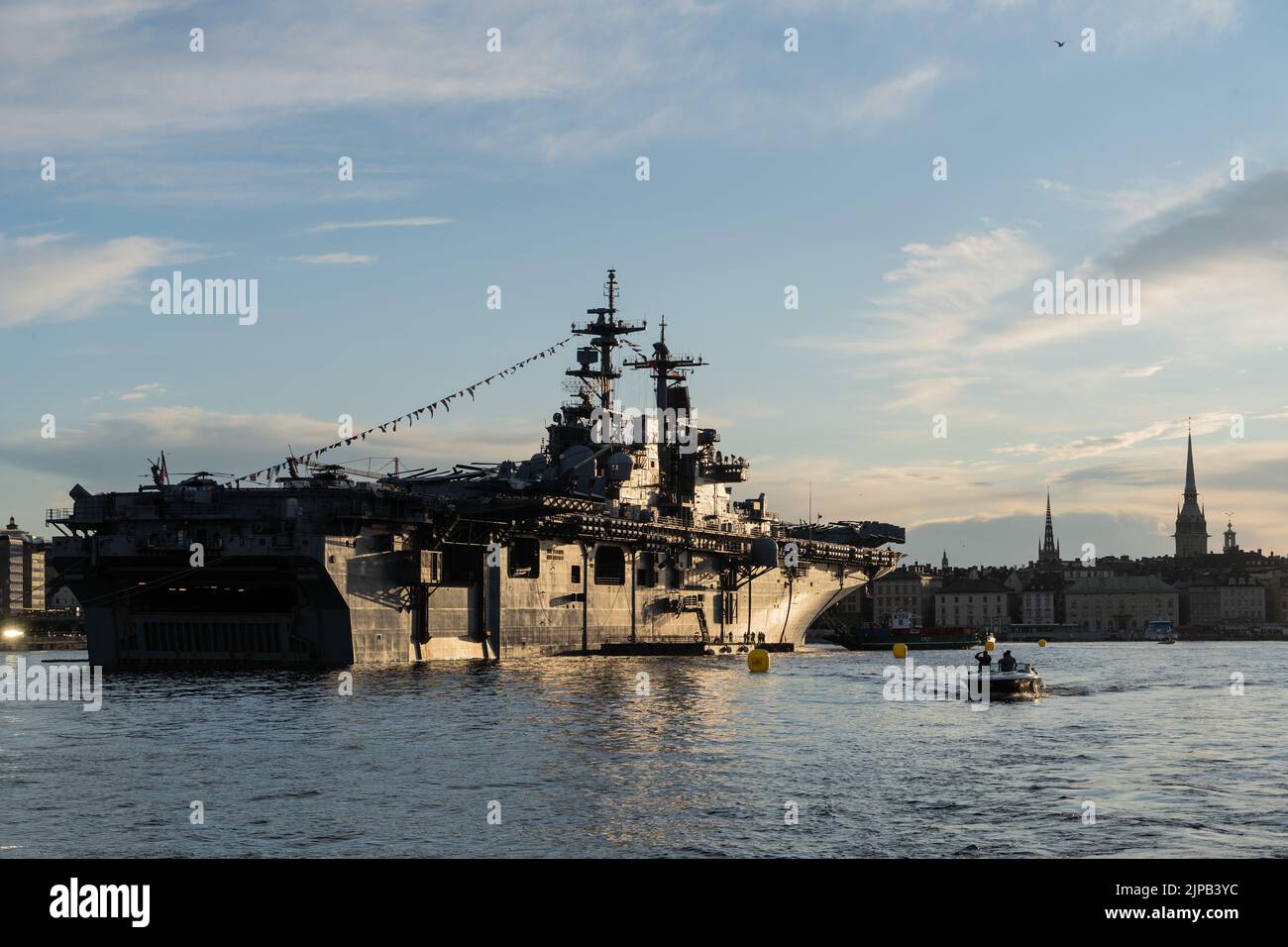 USS Kearsarge en el puerto de Estocolmo en 2022 durante el ejercicio de la OTAN de Baltops Foto de stock