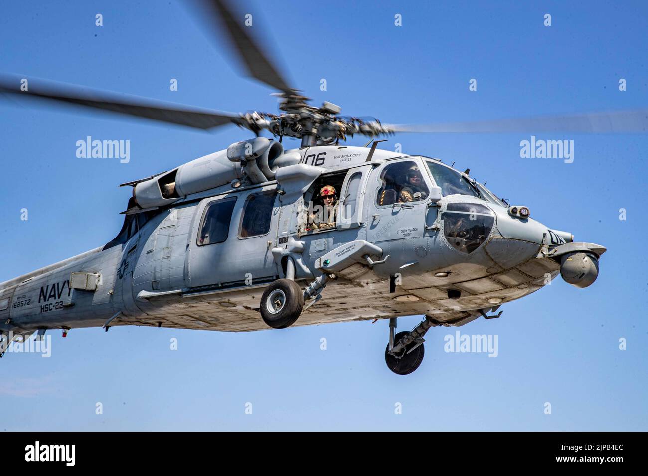 220811-N-NR343-2279 MAR MEDITERRÁNEO (AGO 11, 2022) Los marineros asignados a los “Caballeros del Mar” del escuadrón de Combate Marítimo en Helicóptero (HSC) 22 operan un helicóptero MH-60s Seahawk a bordo del buque de combate litoral de clase Freedom USS Sioux City (LCS 11) mientras transitan por el Mar Mediterráneo, 11 de agosto de 2022. Sioux City está en un despliegue programado en el área de operaciones de las Fuerzas Navales de EE.UU. En Europa, empleado por la Sexta Flota de EE.UU., para defender los intereses de los EE.UU., aliados y socios. (EE. UU Foto de la Marina por el Especialista en Comunicación de Masas 3rd Clase Nicholas A. Russell) Foto de stock