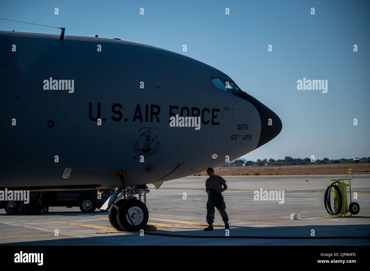 Un jefe de la tripulación de la Fuerza Aérea KC-135 Stratotanker asignado al Escuadrón de Reabastecimiento Aéreo Expedicionario 340th realiza comprobaciones previas al vuelo de su aeronave durante un ejercicio de entrenamiento de despliegue rápido en Souda Bay, Grecia, el 12 de agosto de 2022. La tripulación del KC-135 forma parte de un paquete de apoyo Agile Combat Employment que incluía un avión Rich-135W Rivet Joint de la Fuerza Aérea de los Estados Unidos. El Rivet Joint es un avión de inteligencia, vigilancia y reconocimiento, preparado para operaciones dinámicas en una variedad de entornos. (EE. UU Foto de la Fuerza Aérea por el Staff Sgt. Charles T. Fultz) Foto de stock