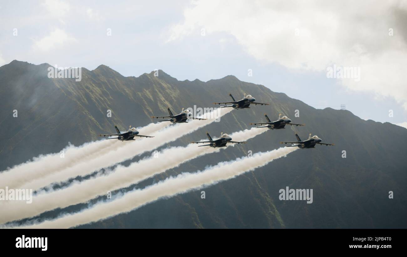 US Navy Blue Angel F/A-18 Super Hornets realizan acrobacias aéreas en el 2022 Kaneohe Bay Air Show, Marine Corps Air Station Kaneohe Bay, Marine Corps Base Hawaii, 14 de agosto de 2022. El espectáculo aéreo brindó la oportunidad de demostrar las capacidades de una Fuerza Conjunta en la región del Indo-Pacífico. El espectáculo aéreo de la bahía de Kaneohe, que contenía actuaciones aéreas, exhibiciones estáticas, demostraciones y vendedores, fue diseñado para expresar el aprecio de MCBH a los residentes de Hawai y su continuo apoyo a la instalación. (EE. UU Marine Corps foto por Cpl. Patrick King) Foto de stock