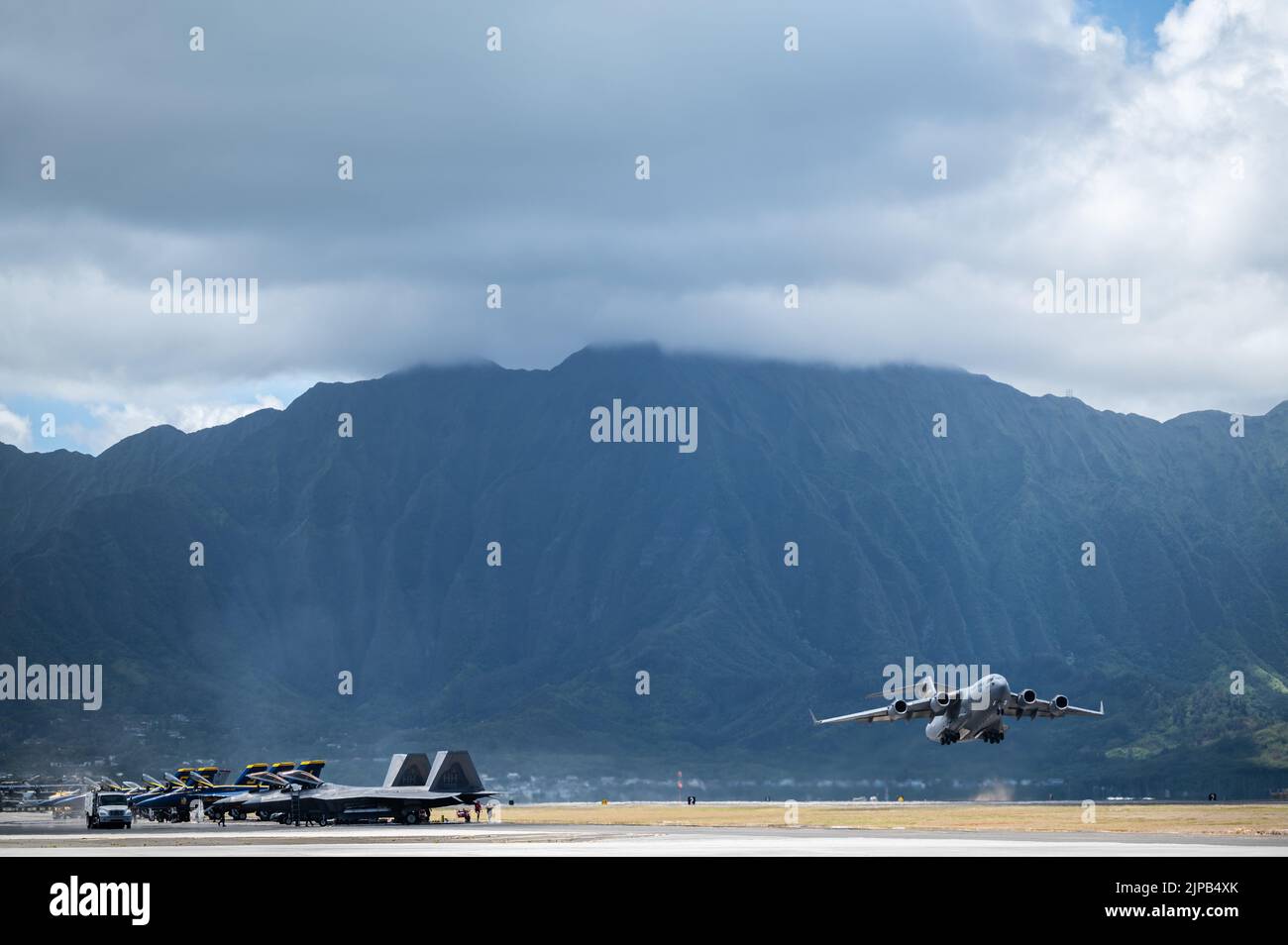 Los F-18 Hornets asignados a los Blue Angels, un Globemaster III C-17 asignado al Escuadrón del Elevador Aéreo 535th y los Raptores F-22 asignados a la Guardia Nacional Aérea de Hawaii participan en el Salón Aéreo de la Bahía de Kaneohe en la Base del Cuerpo de Infantería de Marina de Hawaii, Hawaii, el 12 de agosto de 2022. El evento de tres días contó con actuaciones de varias tripulaciones aéreas militares, demostrando las operaciones y capacidades de los aviones. (EE. UU Foto de la Fuerza Aérea por el Staff Sgt. Alan Ricker) Foto de stock
