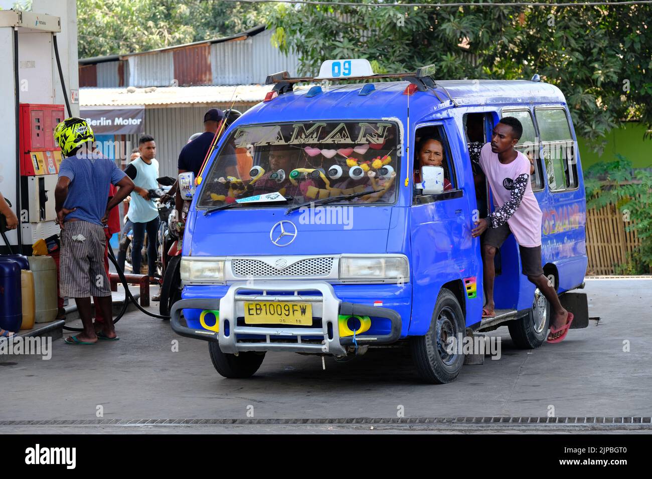 Indonesia Isla Alor - Taxi local en la gasolinera Alor Kecil Foto de stock
