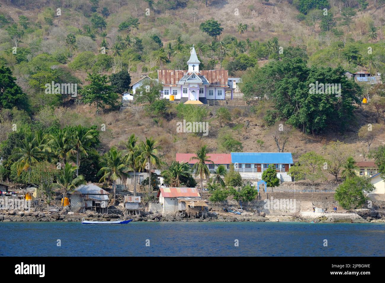 Indonesia Alor Island - maravilloso pueblo pesquero costero con la iglesia del pueblo Foto de stock