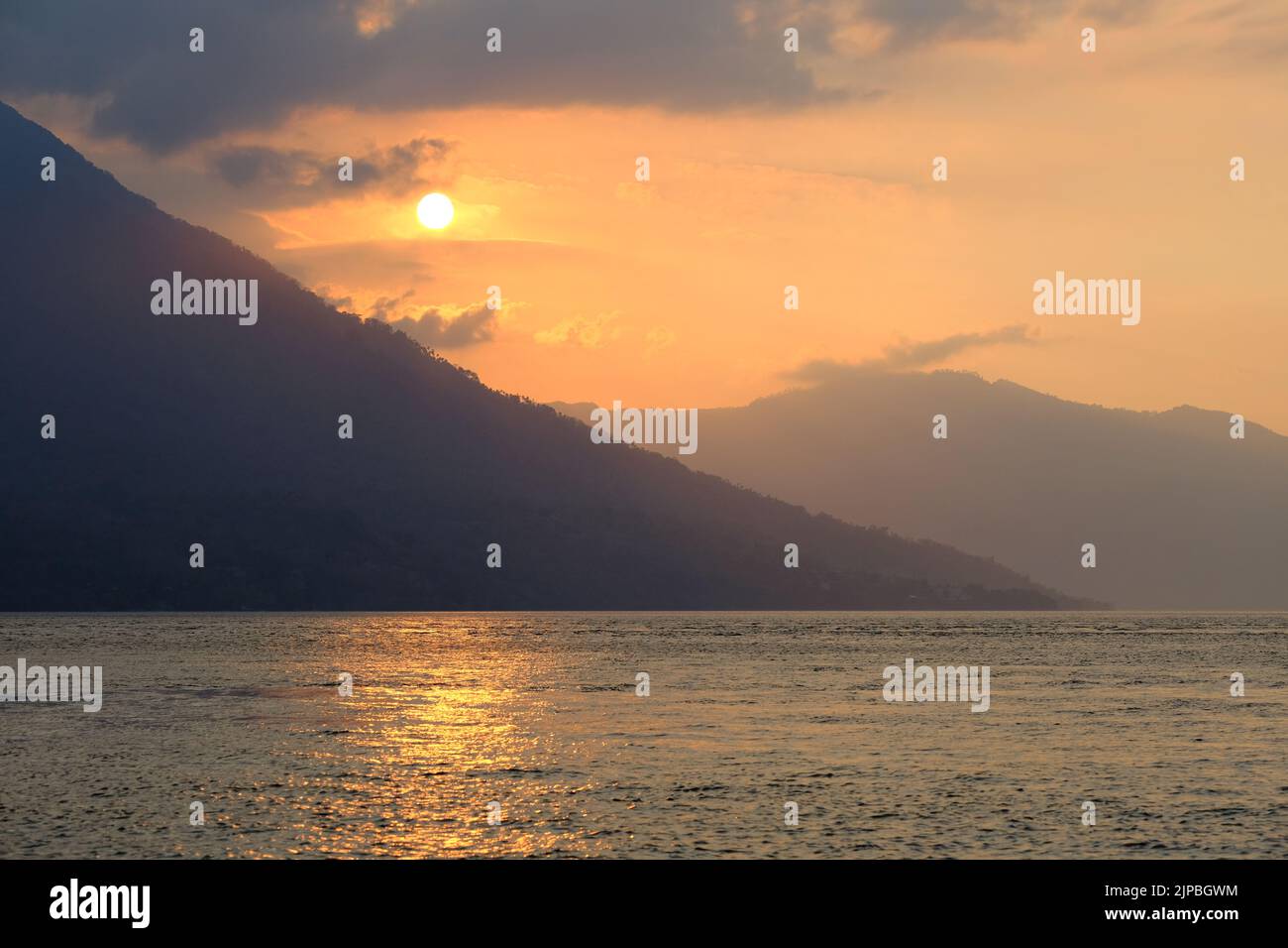 Indonesia Alor Island - Paisaje marino con montaña volcánica al atardecer Foto de stock