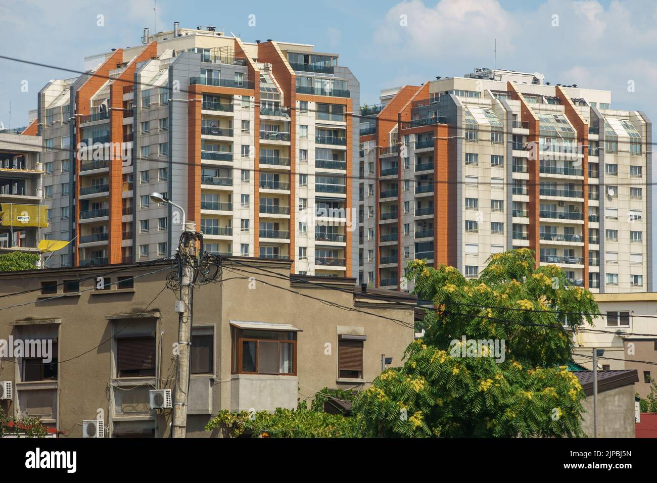 Bucarest, Rumania - 09 de agosto de 2022: Vista de InCity Residences en el barrio de Dudesti. Esta imagen es sólo para uso editorial. Foto de stock