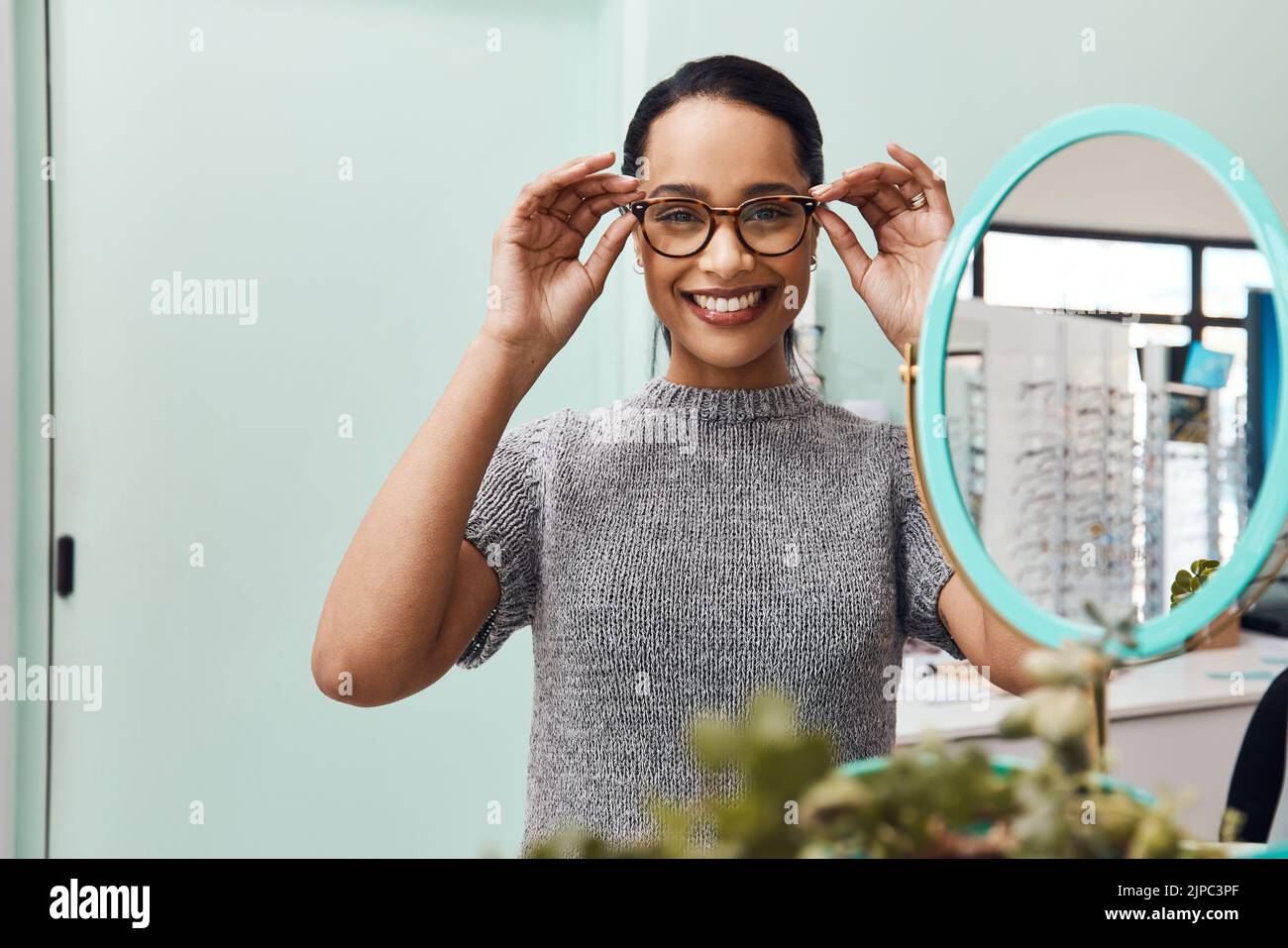 Mujer con un par de gafas modernas, gafas con estilo y nuevas lentes