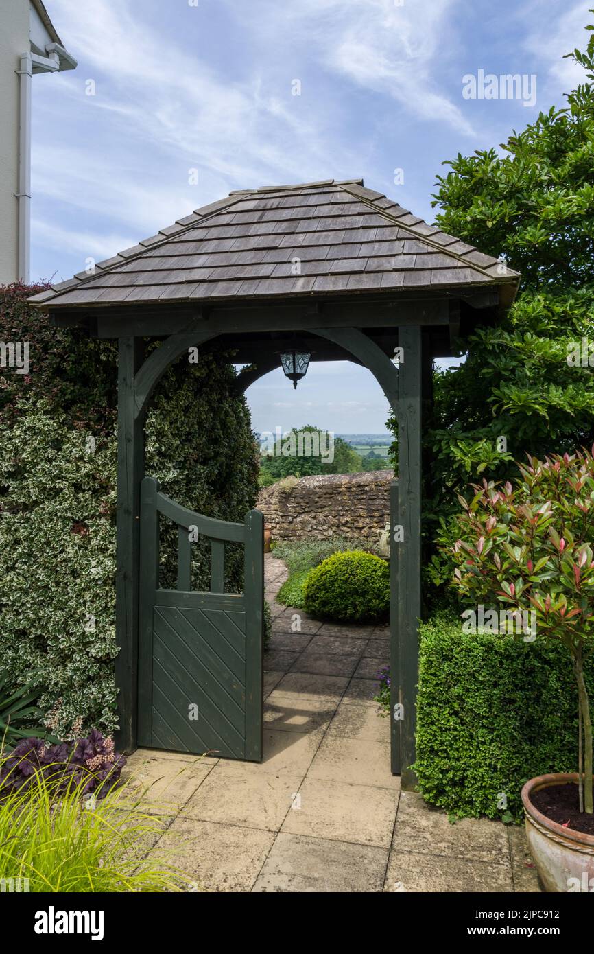 Entrada de estilo Lych Gate a un jardín trasero en el pueblo de Gayton, Northamptonshire, Reino Unido Foto de stock