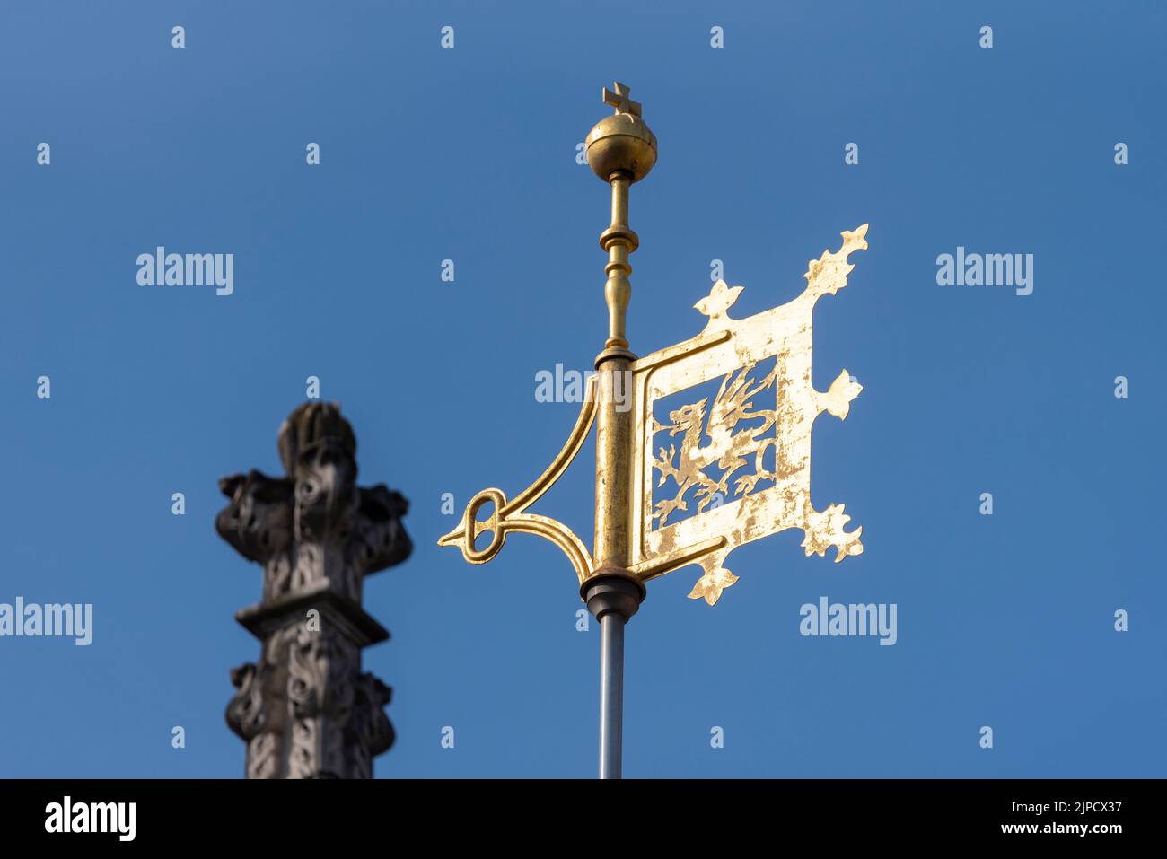 Detalle de veleta de color dorado en la Abadía de Westminster en la ciudad de Westminster, Londres, Reino Unido. Enrique VII Capilla del extremo este de la Abadía. Dragón heráldico Foto de stock