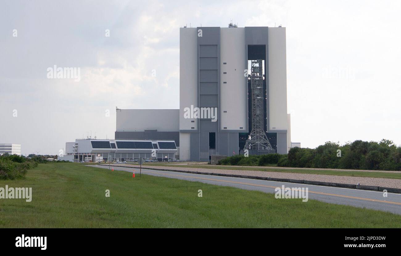 El lanzador móvil con el cohete NASAs Space Launch System (SLS) y la nave espacial Orion a bordo se ve dentro del edificio de montaje de vehículos después de la apertura de las puertas antes de lanzarse a la plataforma de lanzamiento 39B, el martes 16 de agosto de 2022, en el Centro Espacial NASAs Kennedy en Florida. La prueba de vuelo de Artemis I es la primera prueba integrada de los sistemas de exploración del espacio profundo de agencys¿NASAs: La nave espacial Orion, el cohete SLS y los sistemas terrestres de apoyo. El lanzamiento del ensayo en vuelo sin tripulación está previsto no antes del 29 de agosto de 2022. Crédito obligatorio: Joel Kowsky/NASA vía CNP Foto de stock