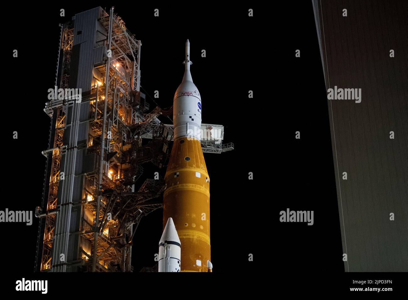 NASAs El cohete del Sistema de Lanzamiento Espacial (SLS) con la nave espacial Orion a bordo es visto encima de un lanzador móvil mientras el brazo de acceso de la tripulación es girado en posición para su lanzamiento a la plataforma de lanzamiento 39B, martes, 16 de agosto de 2022, en el Centro Espacial NASAs Kennedy en Florida. La misión Artemis I es la primera prueba integrada de los sistemas de exploración del espacio profundo agencys¿NASAs: La nave espacial Orion, el cohete SLS y los sistemas de apoyo en tierra. El lanzamiento de la prueba de vuelo sin tripulación está previsto para no antes del 29 de agosto de 2022. Crédito obligatorio: Joel Kowsky/NASA vía CNP Foto de stock