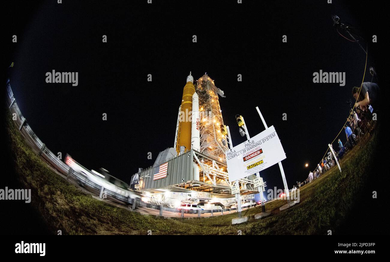 El cohete del Sistema de Lanzamiento Espacial (SLS) con la nave espacial Orion a bordo es visto encima del lanzador móvil mientras sale a Launch Pad 39B, martes, 16 de agosto de 2022, en el Centro Espacial NASAs NASAs Kennedy en Florida. La prueba de vuelo de Artemis I es la primera prueba integrada de los sistemas de exploración del espacio profundo de agencys¿NASAs: La nave espacial Orion, el cohete SLS y los sistemas terrestres de apoyo. El lanzamiento de la prueba de vuelo sin tripulación está previsto para no antes del 29 de agosto de 2022. Crédito obligatorio: Joel Kowsky/NASA vía CNP Foto de stock