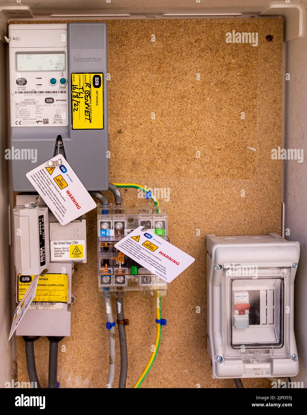 Medidor de electricidad inteligente de la tarjeta SIM en la caja de fusibles doméstica. Foto de stock