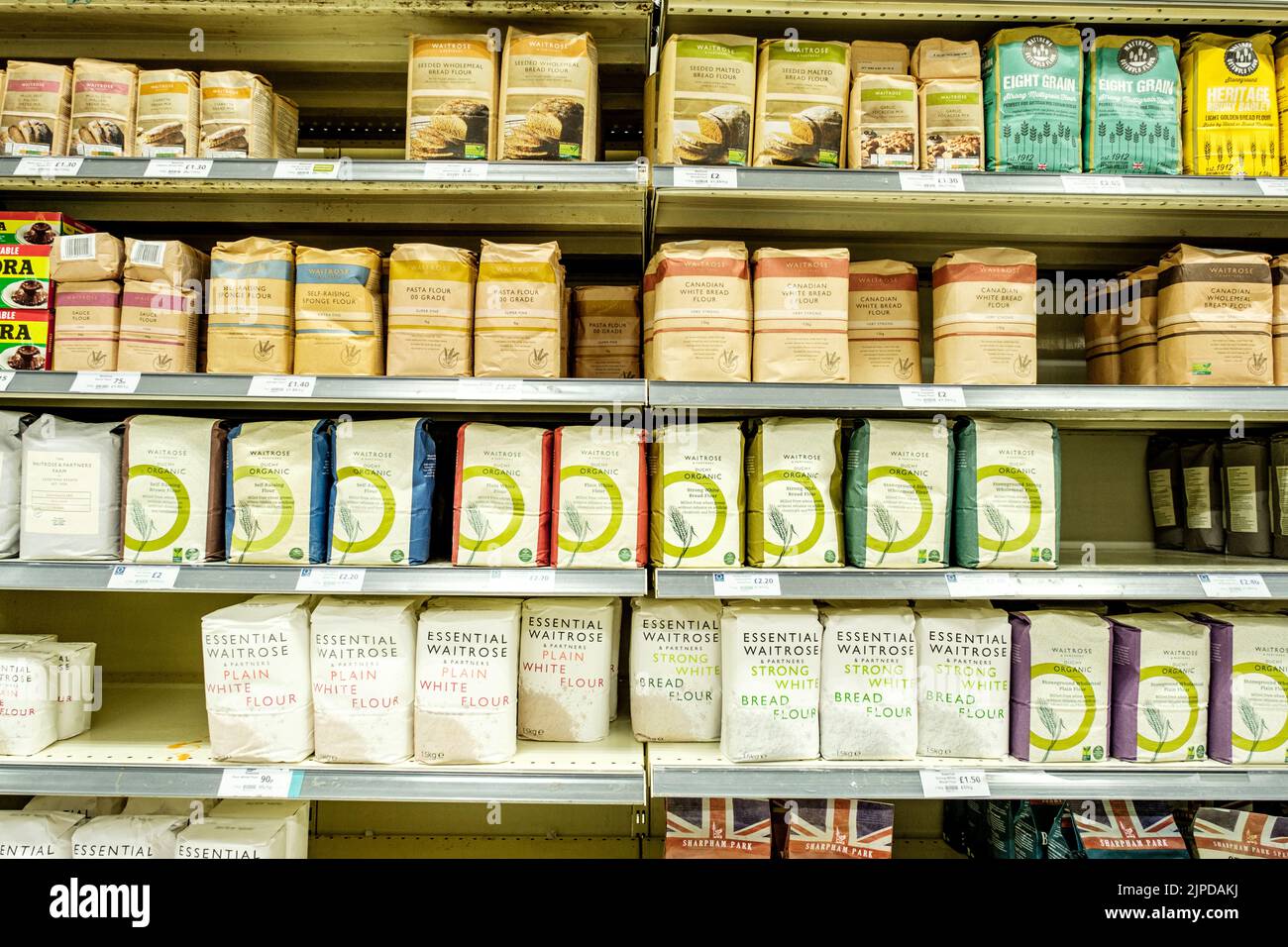 Epsom Surrey, agosto de 14 2022, Selección de harina de pan de marca en el estante del supermercado Foto de stock