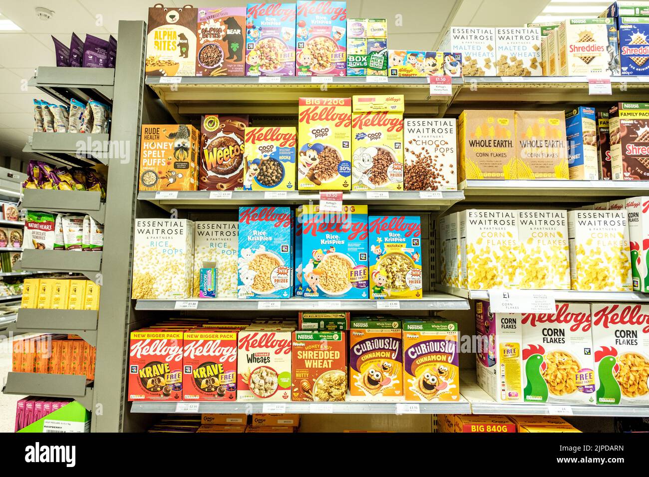 Epsom Surrey, agosto de 14 2022, Muestra de Cereales para el Desayuno en el Estante del Supermercado Foto de stock