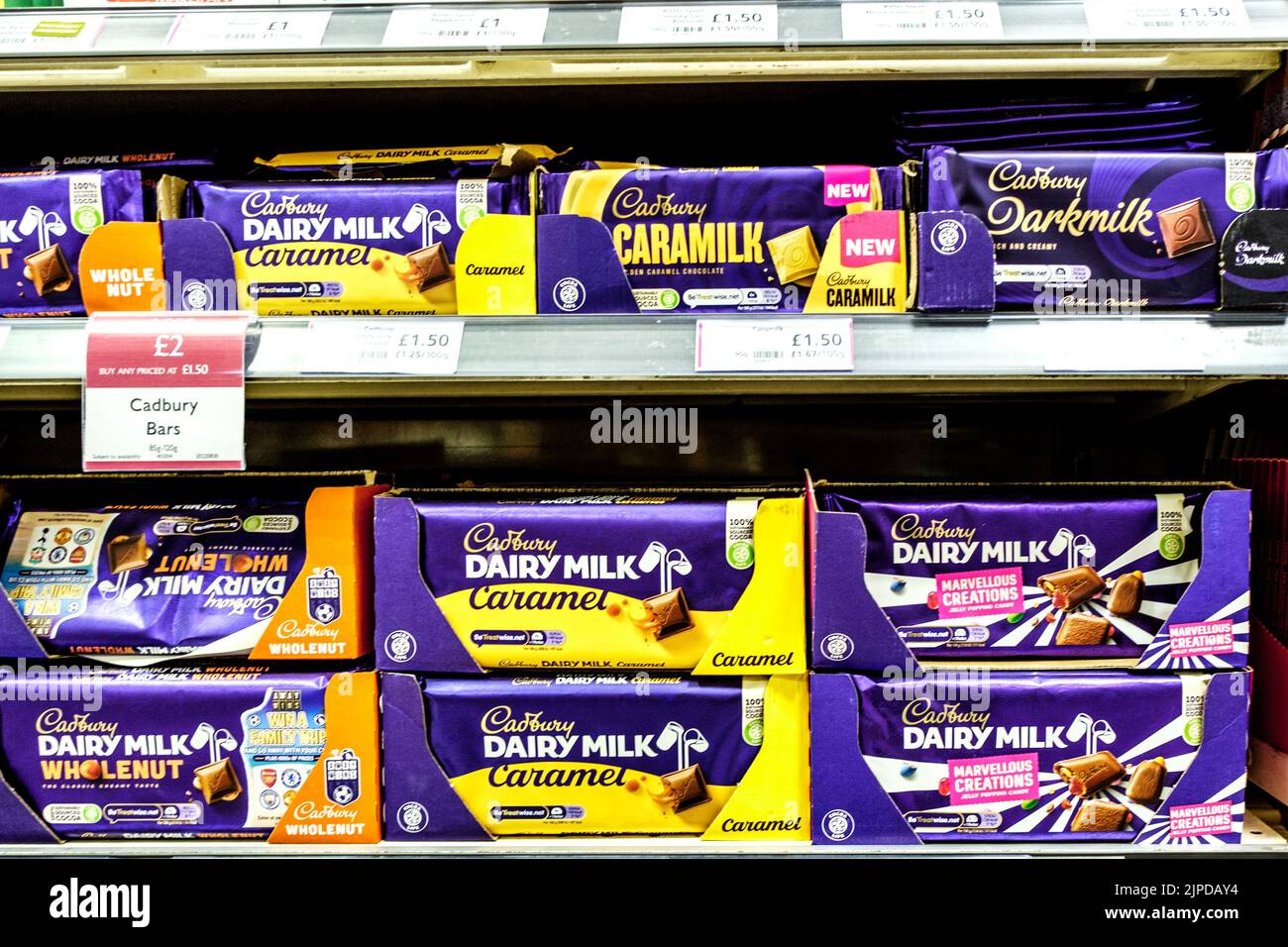 Epsom Surrey, agosto de 14 2022, Selección de las barras de chocolate Cadbury en el estante del supermercado Foto de stock