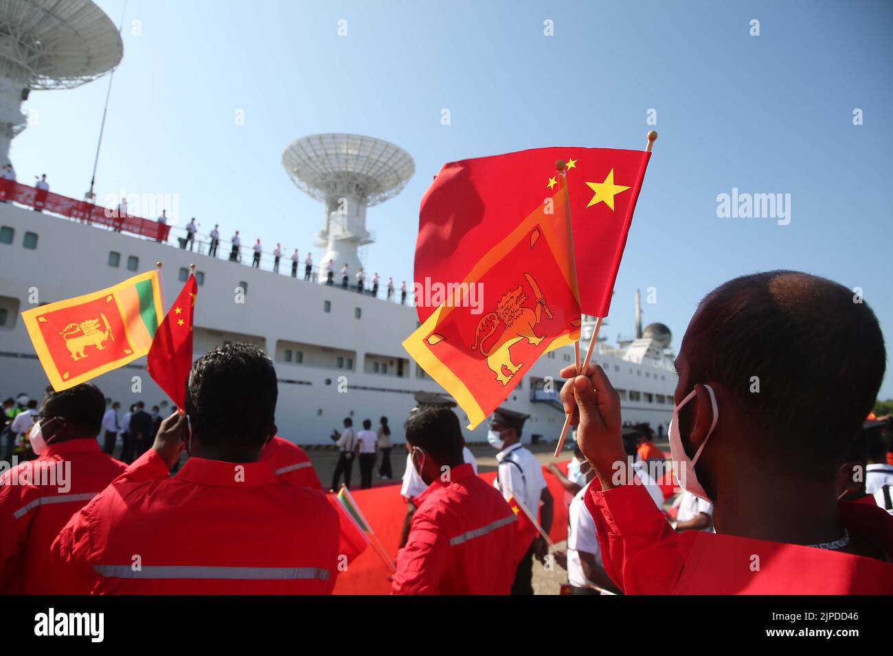 (220817) -- COLOMBO, 17 de agosto de 2022 (Xinhua) -- La gente da la bienvenida al buque de rastreo espacial Yuanwang-5 de China en el Puerto Internacional Hambantota de Sri Lanka en Hambantota, Sri Lanka, 16 de agosto de 2022. El buque chino de rastreo espacial Yuanwang-5 ha atracado en el Puerto Internacional Hambantota de Sri Lanka para su reabastecimiento. El embajador chino en Sri Lanka Qi Zhenhong, funcionarios del gobierno de Sri Lanka y representantes de empresas chinas saludaron al barco en el muelle el martes. (Foto de Ajith Perera/Xinhua) Foto de stock