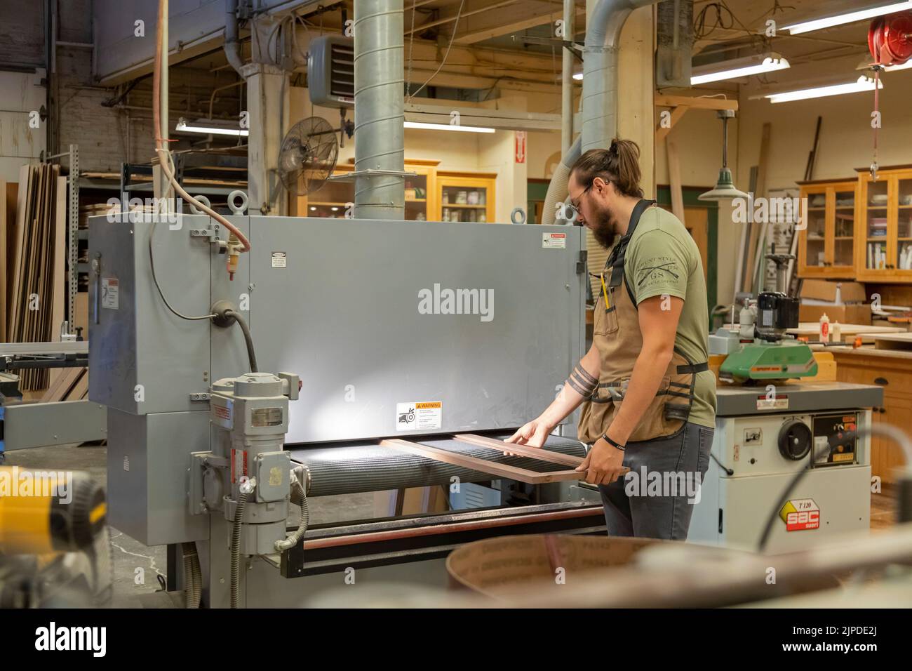 Kalamazoo, Michigan - Trabajadores calificados construyen gabinetes personalizados en la tienda de ebanistas Homestead, ubicada en el Park Trades Center. Esta luz de la máquina Foto de stock