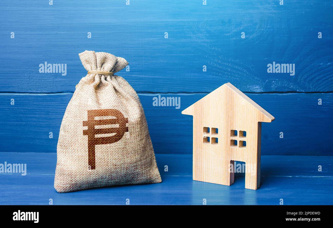 Figura silueta de la casa y peso filipino bolsa de dinero. Compra y venta de bienes raíces. Mantenimiento, mejora de la propiedad. Préstamo hipotecario. Venta de usted Foto de stock