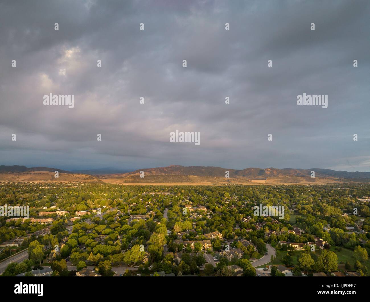 Mañana de verano sobre Fort Collins y las estribaciones de las Montañas Rocosas en el norte de Colorado, vista aérea con nubes pesadas Foto de stock