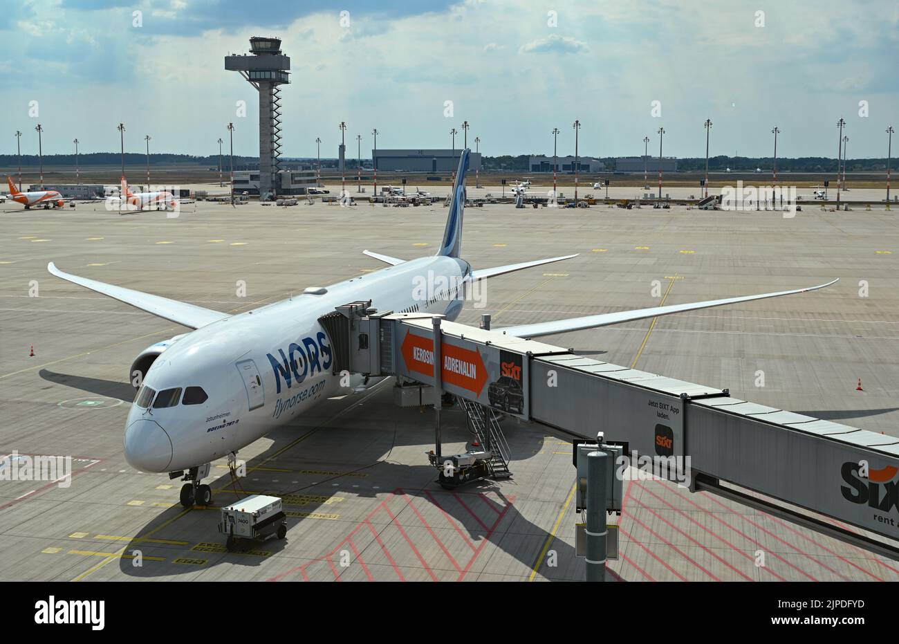 17 de agosto de 2022, Brandeburgo, Schönefeld: Un Boeing 787 Dreamliner de Norse Atlantic Airways está en la puerta del aeropuerto BER de la capital. La aerolínea Norse Atlantic Airways despegará en su primer vuelo desde el Aeropuerto BER a Nueva York (JFK) el 17 de agosto. Foto: Patrick Pleul/dpa Foto de stock