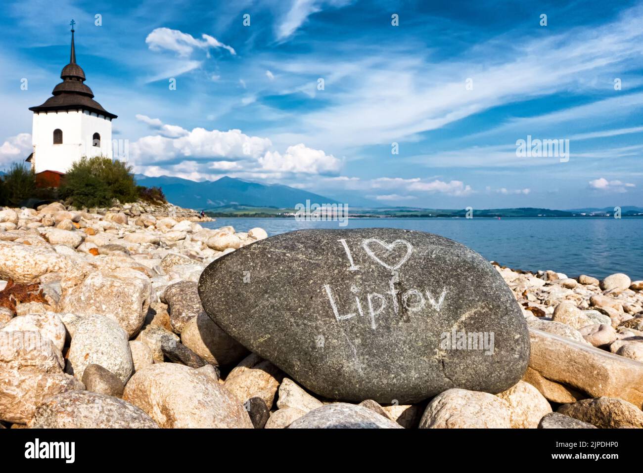 Texto ME ENCANTA LIPTOV escrito en piedra a orillas de la presa Liptovska Mara en Eslovaquia Foto de stock