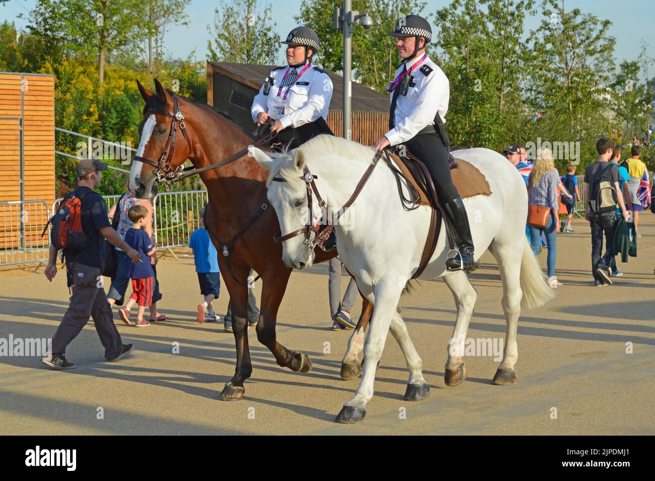 La Policía Metropolitana montó oficiales masculinos y femeninos en los Juegos Olímpicos Paralímpicos de Londres 2012 a caballo en el Queen Elizabeth Olympic Park Stratford UK Foto de stock