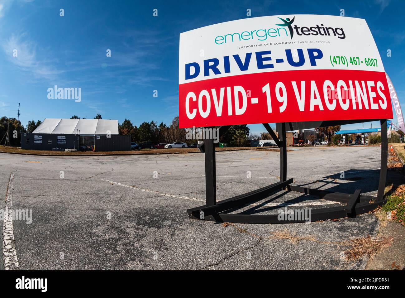LAWRENCEVILLE, GA / EE.UU. - 20 DE NOVIEMBRE: Fisheye disparo de signo de promoción de la unidad de vacunación Covid-19 el 20 de noviembre de 2021 en Lawrenceville, GA. Foto de stock