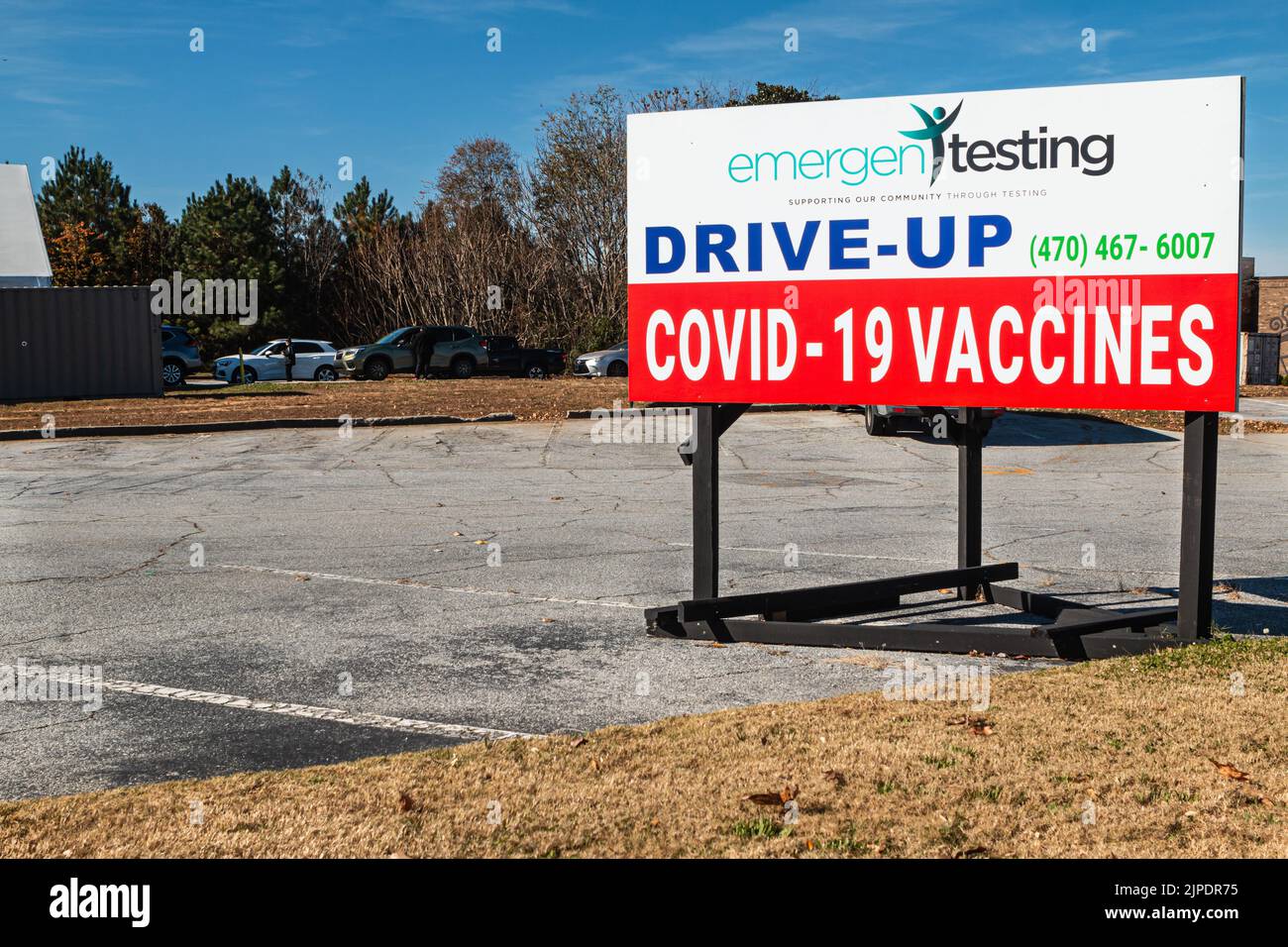LAWRENCEVILLE, GA / EE.UU. - 20 DE NOVIEMBRE: Sign promueve pruebas y vacunas Drive-up Covid-19 el 20 de noviembre de 2021 en Lawrenceville, GA. Foto de stock