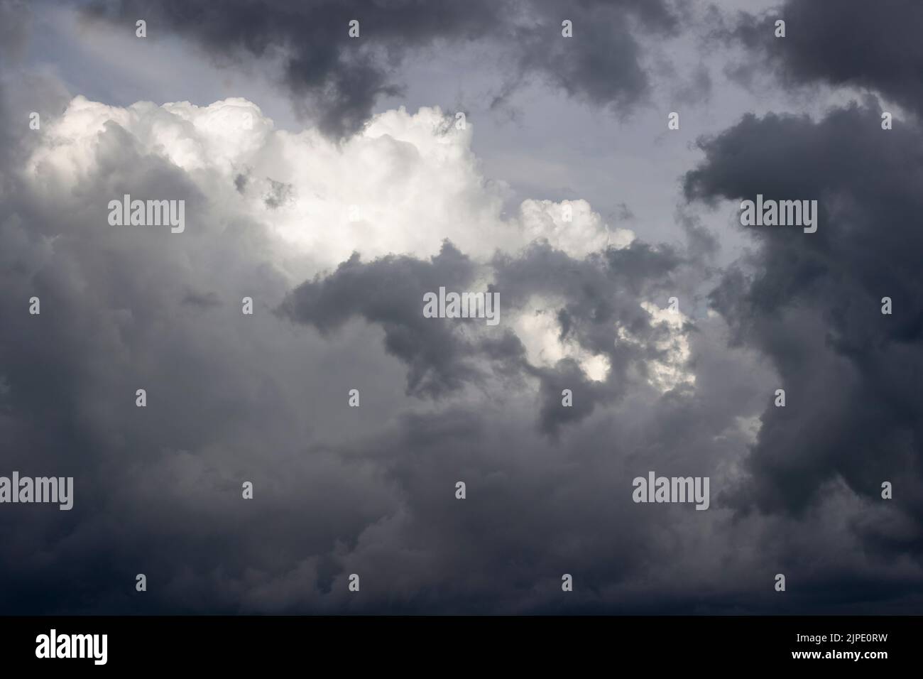 Oscuras nubes de tormenta llenan el cielo en la zona rural de Tennessee Foto de stock
