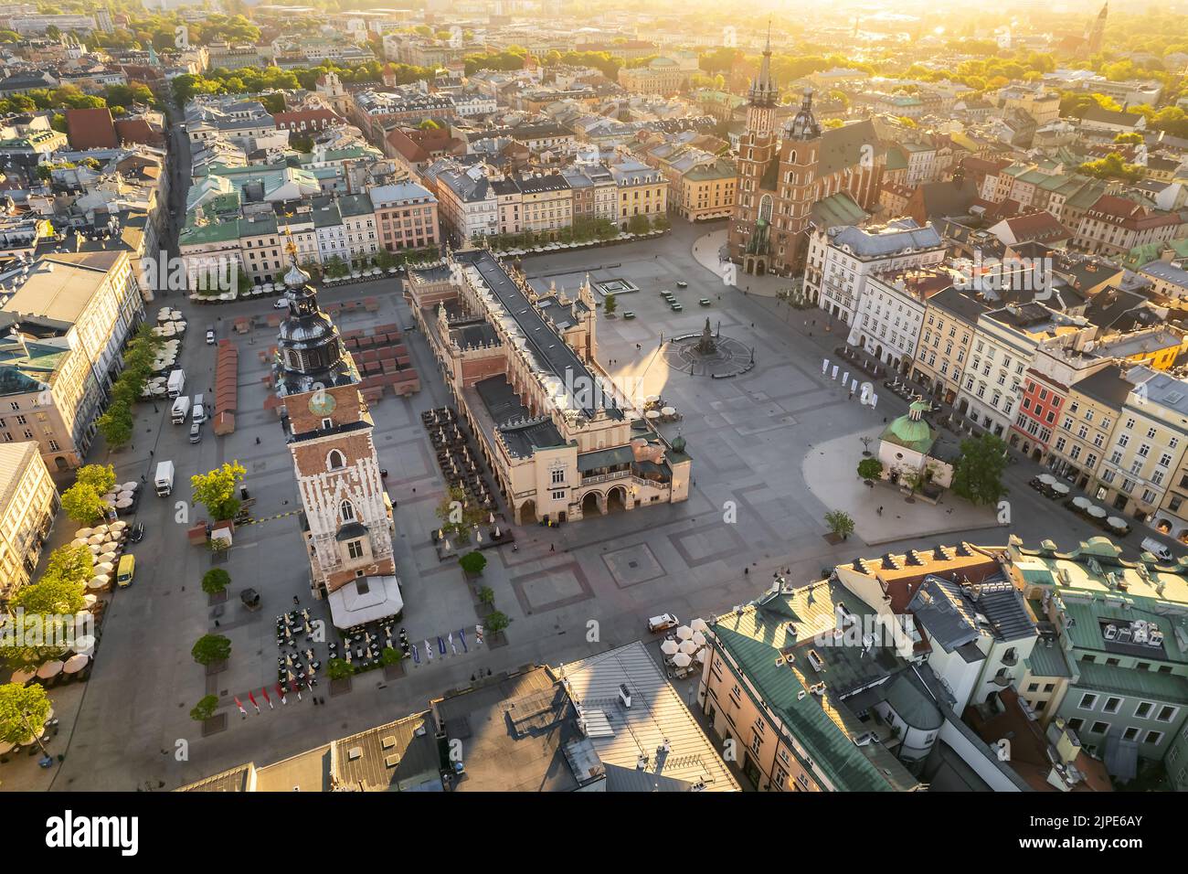 Vista aérea de la plaza principal del mercado de Cracovia al amanecer, Polonia Foto de stock