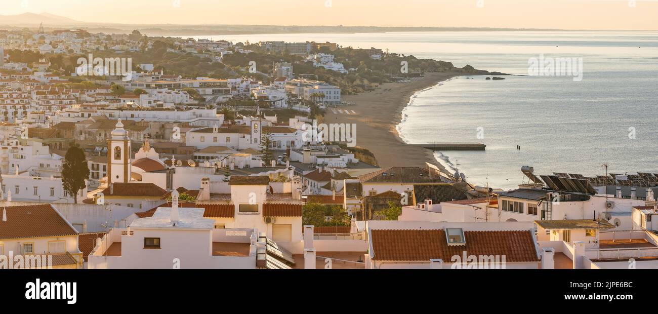 Amanecer panorámico de la ciudad turística de Albufeira en la provincia del Algarve, al sur de Portugal Foto de stock