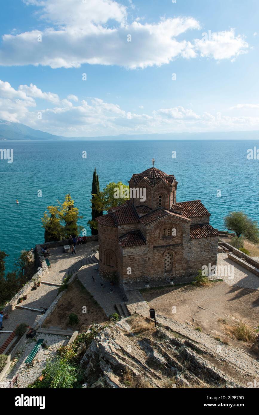 Iglesia Ortodoxa de San Juan en Kaneo, situada en un acantilado, visto desde arriba, con vistas al lago Ohrid, en el norte de Macedonia Foto de stock