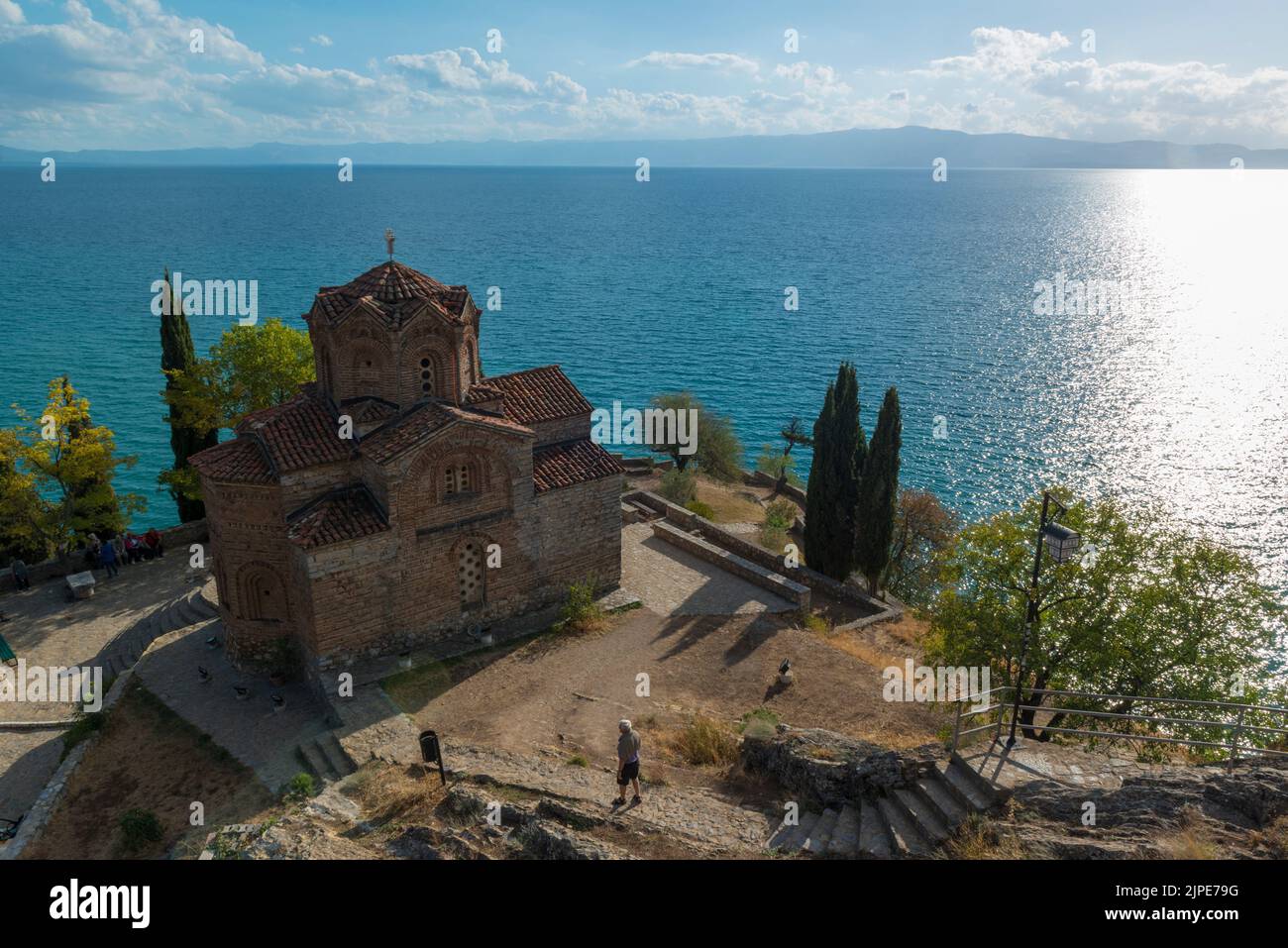 Iglesia Ortodoxa de San Juan en Kaneo, situada en un acantilado, visto desde arriba, con vistas al lago Ohrid, en el norte de Macedonia Foto de stock