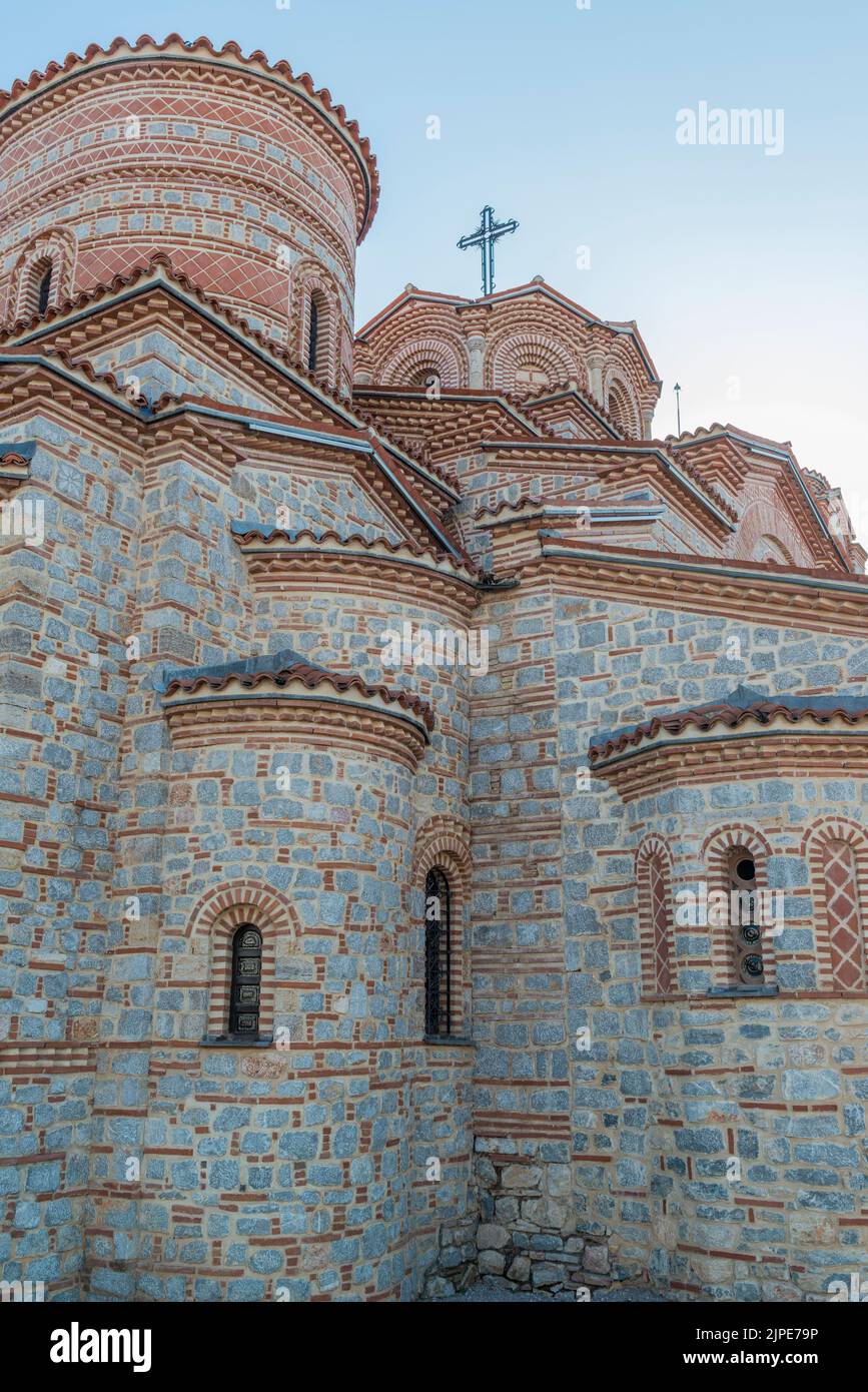 Detalle de la iglesia bizantina de los santos Clemente y Panteleimon visto desde abajo, Ohrid, Macedonia del Norte, Europa Foto de stock